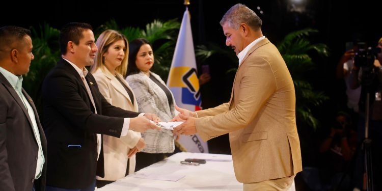 Luis Caldera proclamado gobernador del Zulia y reitera qué gobernará con las comunas 1 IMG 20250527 WA0183