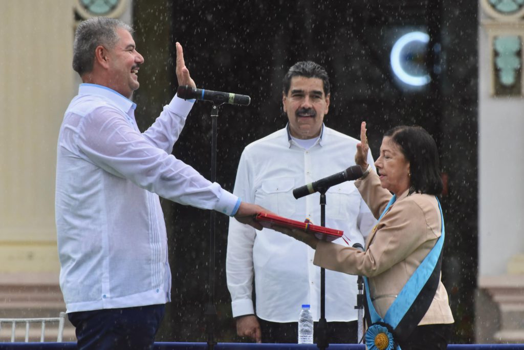 Presidente Nicolás Maduro juramentó bajo la lluvia a Luis Caldera como gobernador del Zulia 2 1000632427