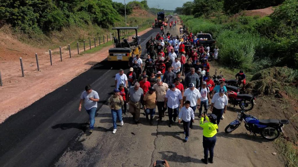 En Zulia arranca rehabilitación de 35 kilómetros de carretera Machiques- Colón con 80 toneladas de asfalto 2 1000651211