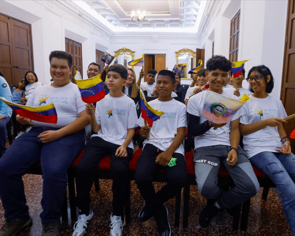 Gobernación del Zulia abandera a jóvenes que participarán en la 1era Olimpíada Venezolana de Astronomía 3 1000672451