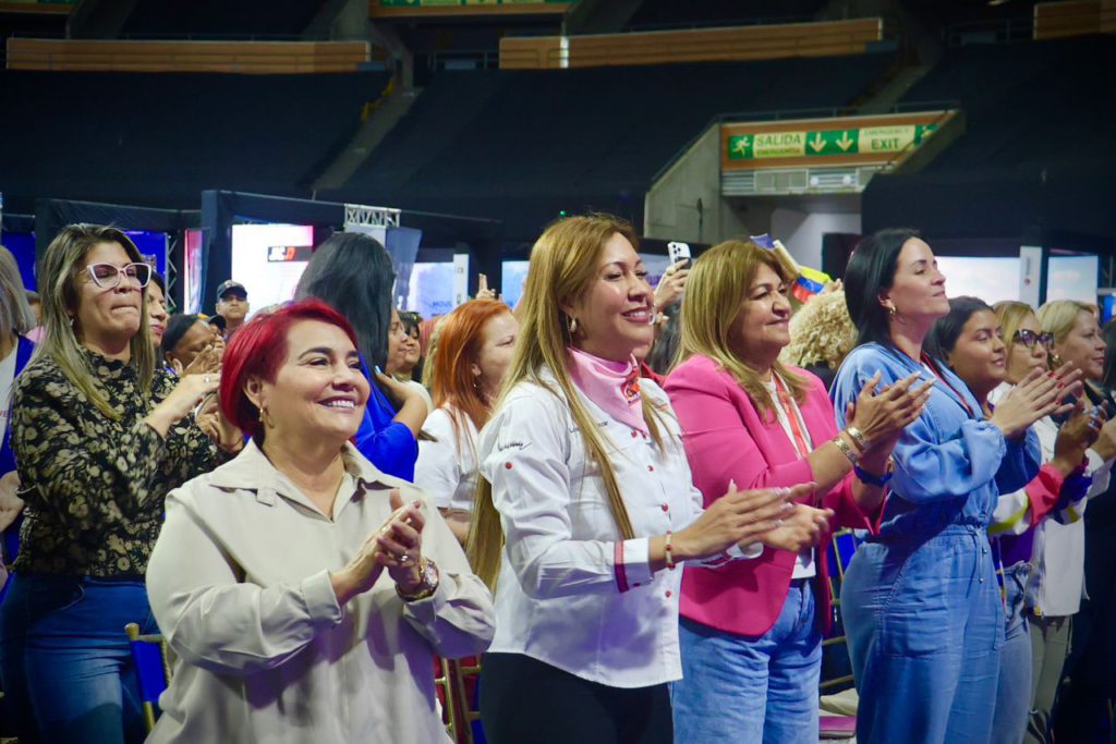 Ministra de Turismo firmó convenio con Federación Unitaria de Trabajadores del Transporte de América Latina y el Caribe <br> 2 1000673788
