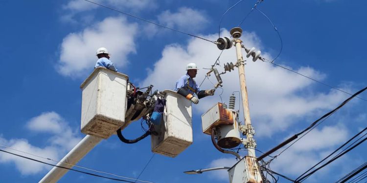Fortalecen red de distribución eléctrica en beneficio de más de 3 millones de zulianos 1 IMG 20250607 WA0144