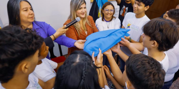 Gobernación del Zulia abandera a jóvenes que participarán en la 1era Olimpíada Venezolana de Astronomía 1 IMG 20250624 WA0239