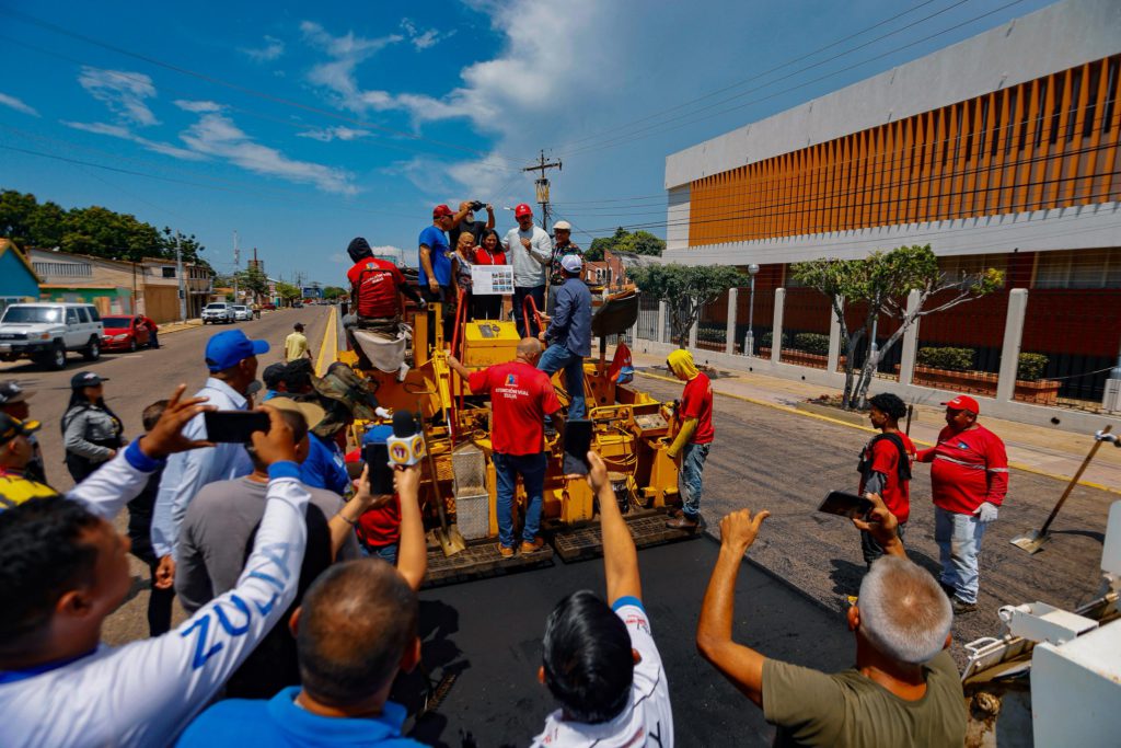 Gobernación del Zulia reasfalta avenida Universidad favoreciendo población de las parroquias Chiquinquirá y Juana de Ávila<br> 2 1000931955