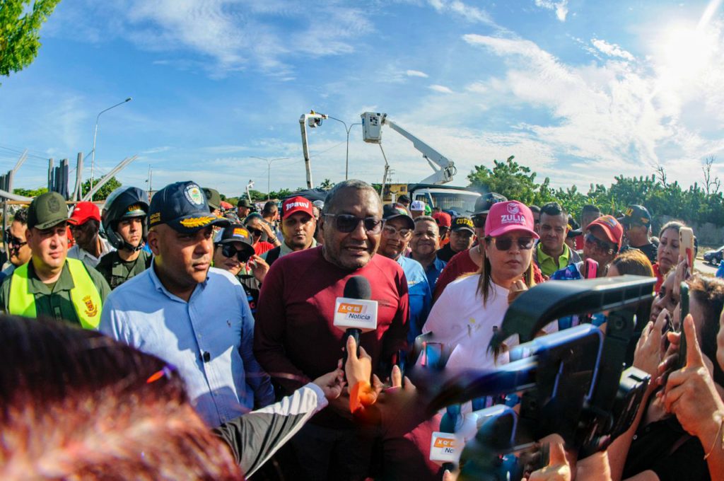 Gobernación Bolivariana del Zulia Ilumina 85 kilómetros de la avenida Intercomunal de la COL 3 1000938847