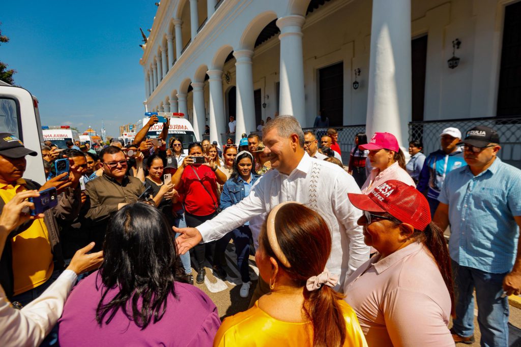 Gobernador Caldera entrega siete ambulancias para sumar 35 dotadas en el Zulia en tres meses de gestión 2 1000954832