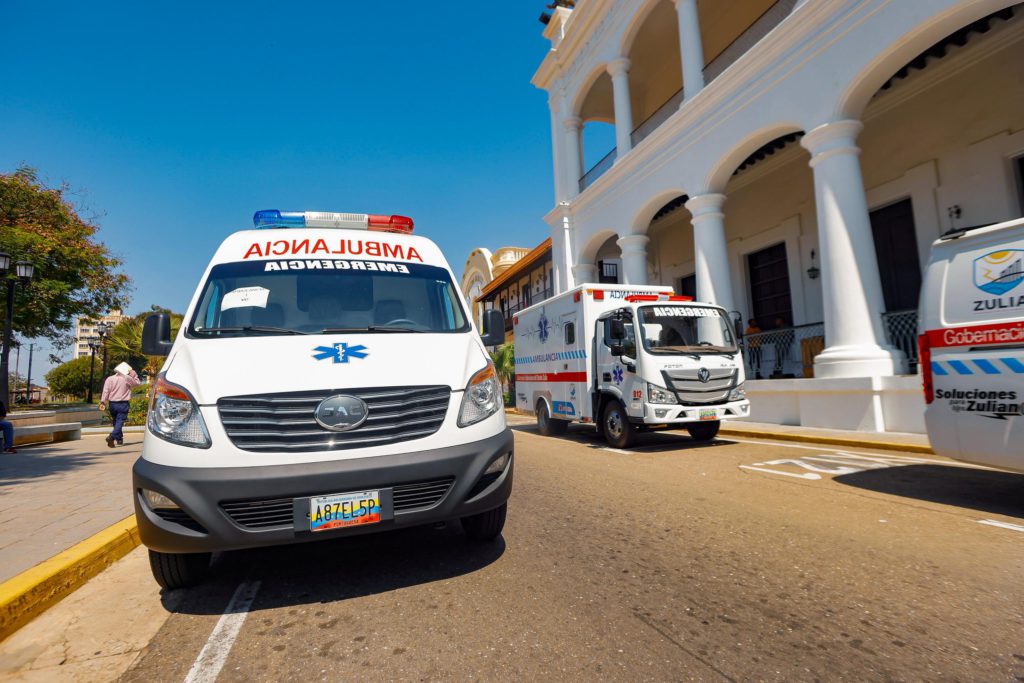 Gobernador Caldera entrega siete ambulancias para sumar 35 dotadas en el Zulia en tres meses de gestión 3 1000954833