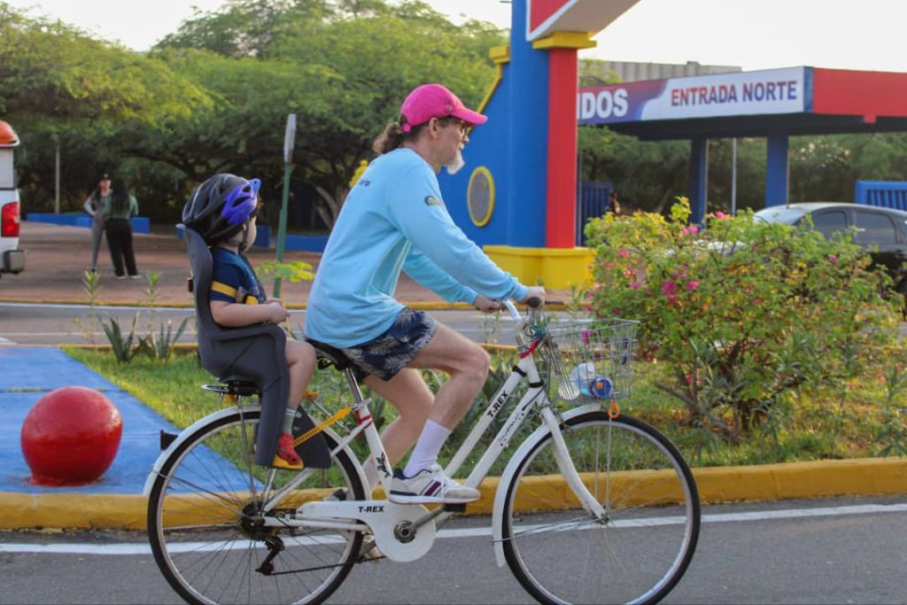 Recreación y salud animan a los participantes de la ciclovía en Maracaibo 3 1000970773