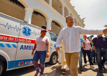 Gobernador Caldera entrega siete ambulancias para sumar 35 dotadas en el Zulia en tres meses de gestión 6 IMG 20250924 WA0003