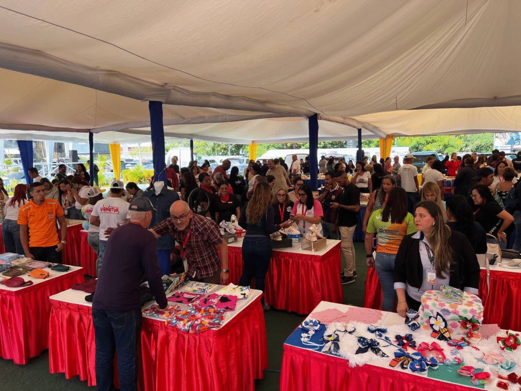 Emprendedores de Mintur y artesanos participan en feria de turismo 6 Emprendedores de Mintur y artesanos participan en feria de turismo