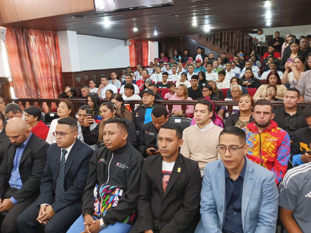 Parlamento zuliano otorga la Orden “Robert Serra” a jóvenes destacados de la región 3 1000981594