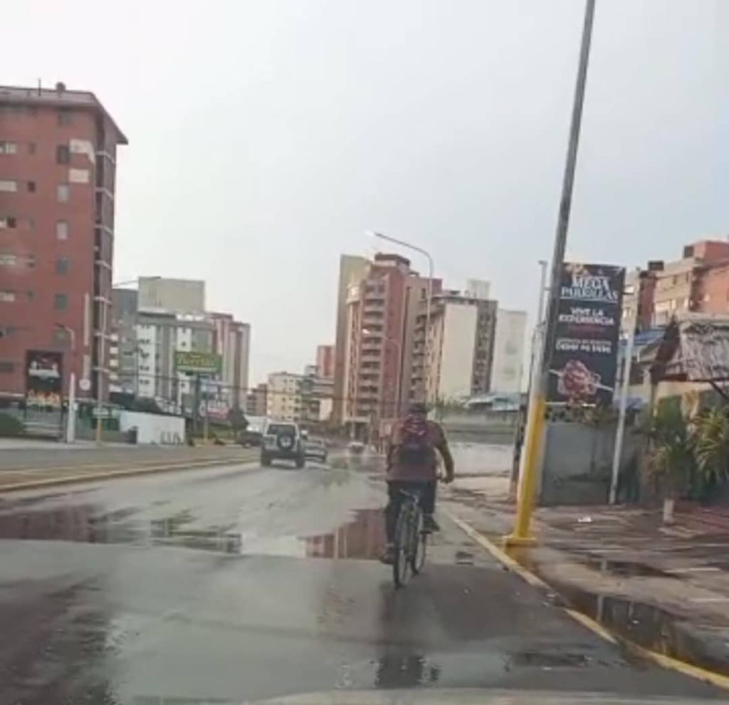 Alcaldía de Maracaibo hace llamado de atención a responsables por botes de agua 2 1000988966