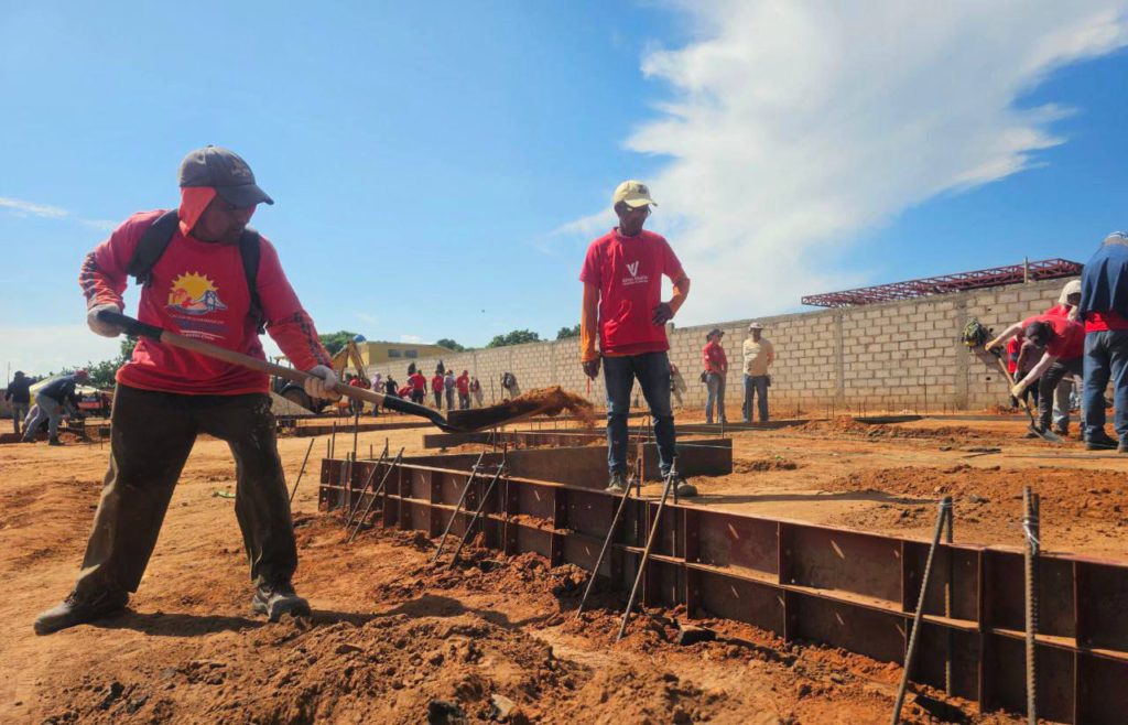 Gobierno Bolivariano inicia la construcción de viviendas para afectados por explosión en Marcial Hernández 2 1001001220