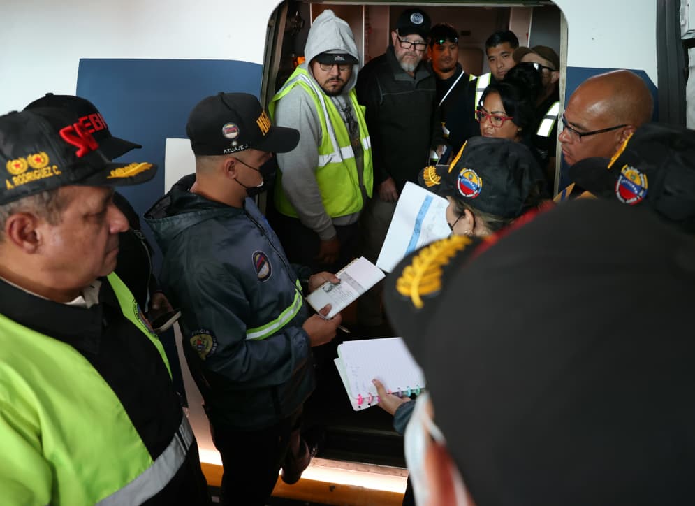 Emotivo retorno: Niña secuestrada por EEUU regresa a Venezuela en el vuelo 76 4 1001017633