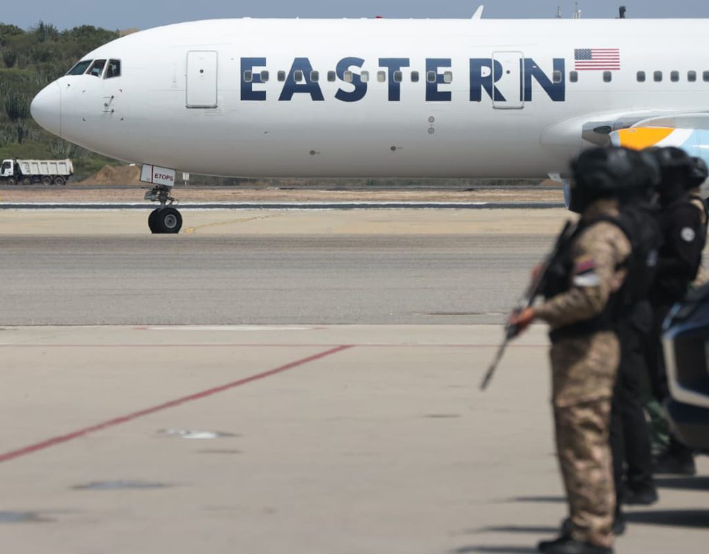 Emotivo retorno: Niña secuestrada por EEUU regresa a Venezuela en el vuelo 76 2 1001017635