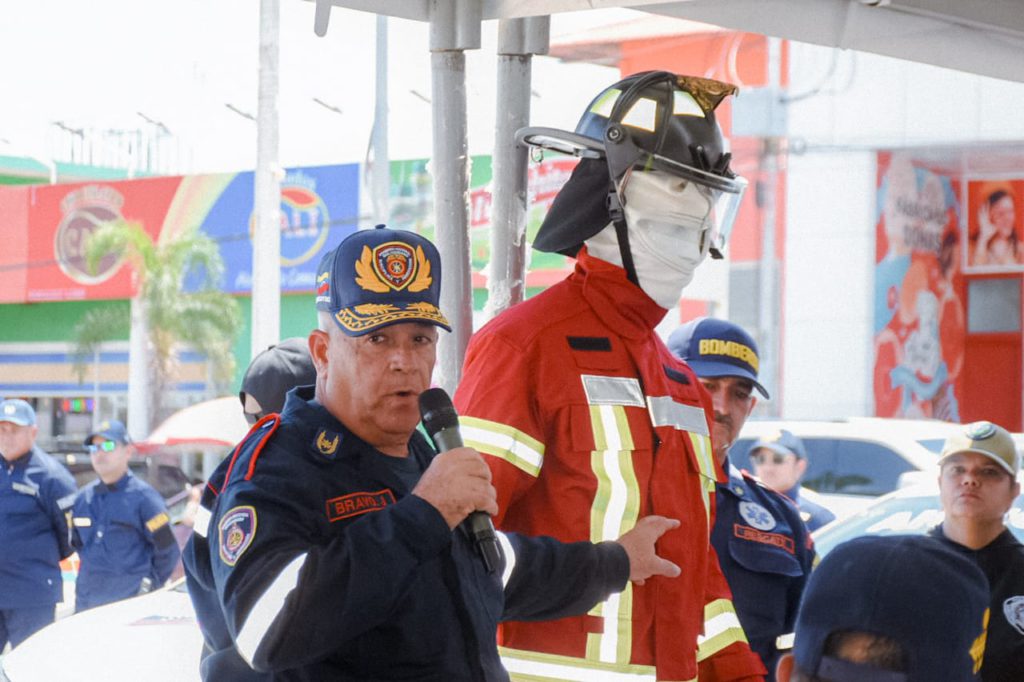 Dotados con nuevos equipos Bomberos de San Francisco y funcionarios de Polisur 3 1001027200