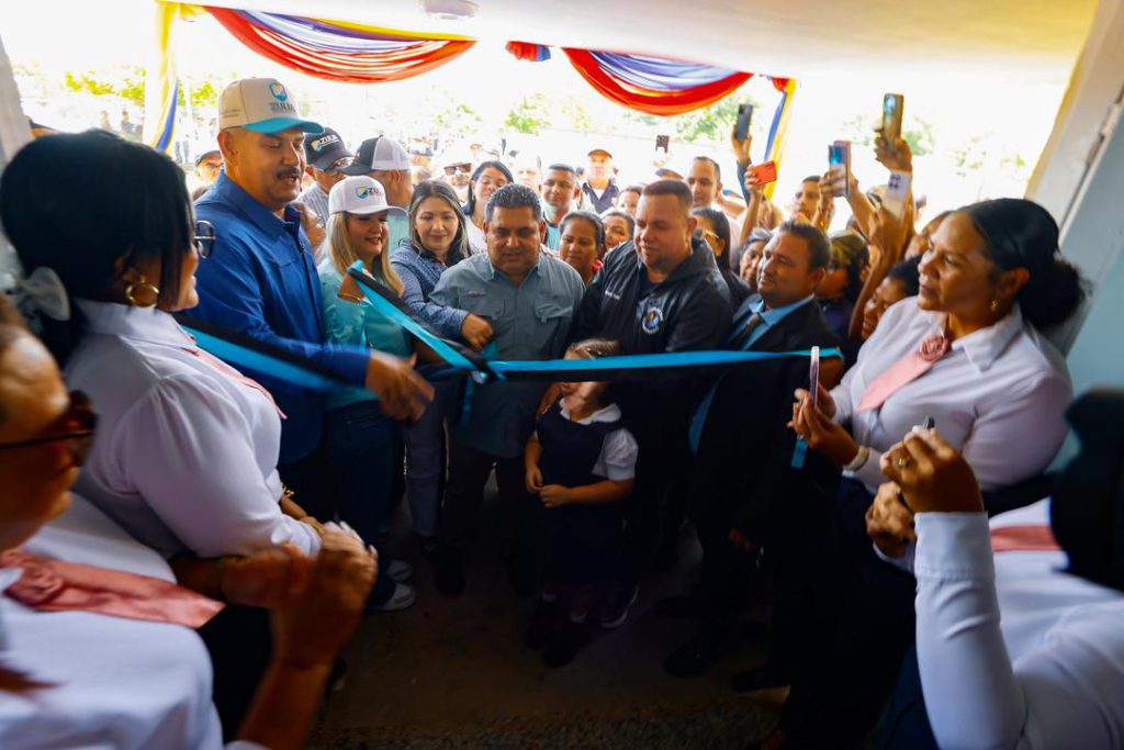 Entrega de escuela y anuncio de primeras 40 casas para afectados por sismo sellan gira del gobernador Caldera en Baralt 2 1001033332