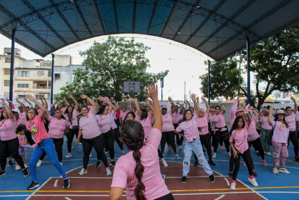 Mujeres del oeste de Maracaibo marcharon para promover prevención del cáncer de mama 3 1001043839