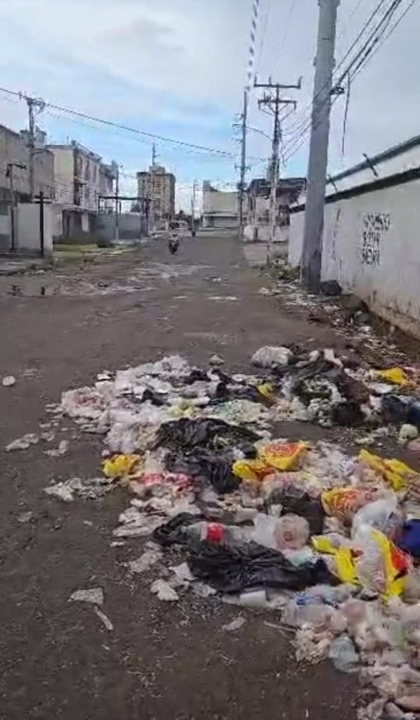 Polimaracaibo detiene a dos ciudadanos por arrojar desechos en la vía pública 2 1001046472