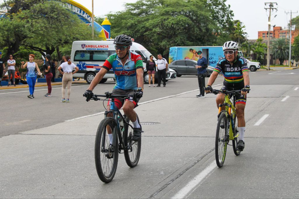 Más de mil personas se activan cada domingo en la Ciclovía 2 1001065154