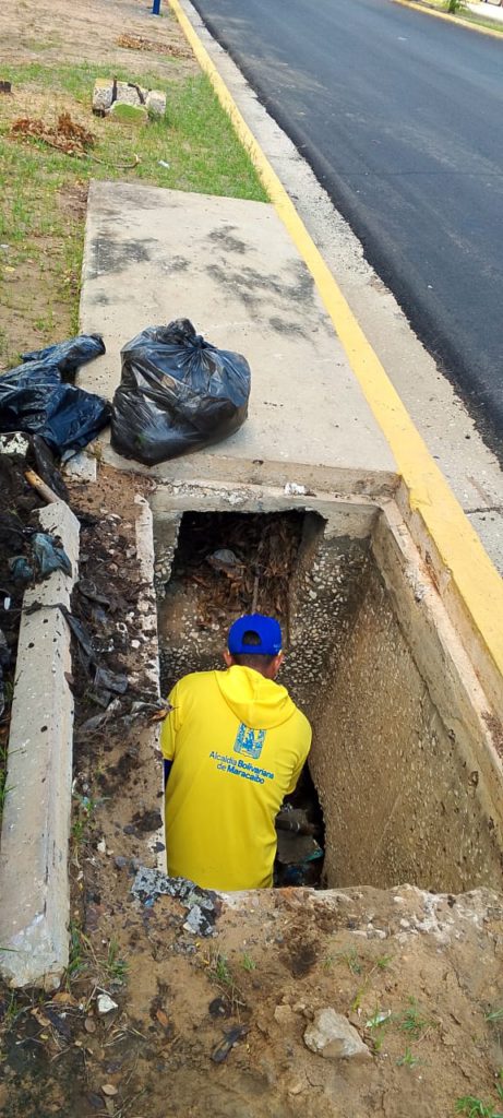 Una tonelada de desechos removió cuadrilla municipal del drenaje de la Plaza Zapara 2 1001068450