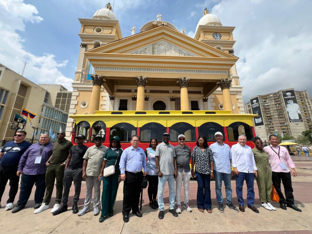 Diplomáticos de 12 países recorrieron Maracaibo a bordo del Tranvía 2 1001079368