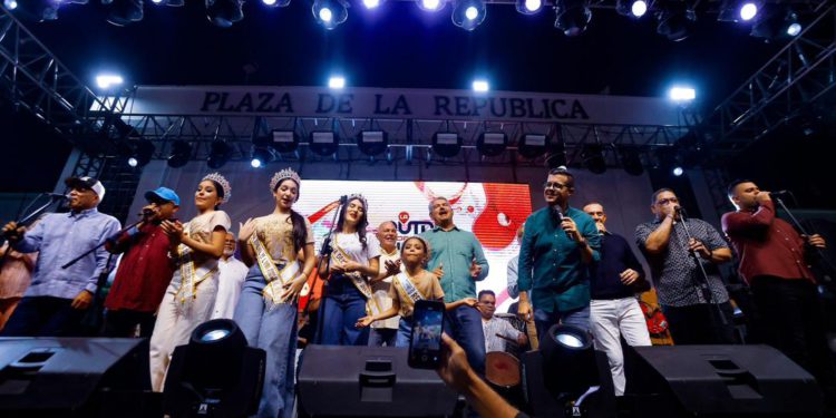 Alegría y fiesta gaitera en el encendido de luces de la Navidad en Maracaibo 1 IMG 20251001 WA0589