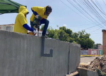 Alcaldía de Maracaibo instaló tubería aérea de gas doméstico para 1500 familias en Venancio Pulgar 1 IMG 20251007 WA0109
