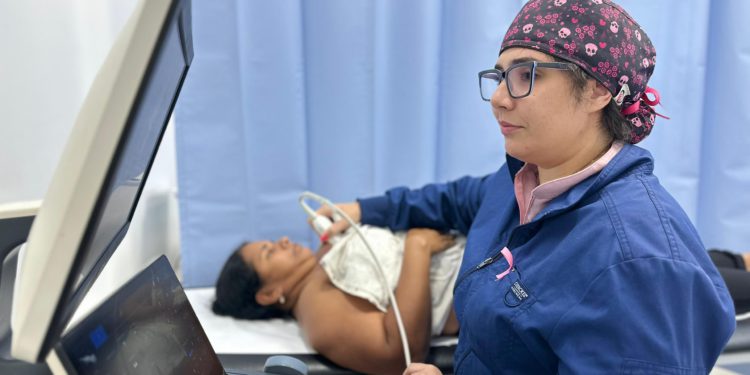 Más de cien mujeres atendidas por Alcaldía de Maracaibo en jornada de despistaje de cáncer de mama 1 IMG 20251009 WA0402