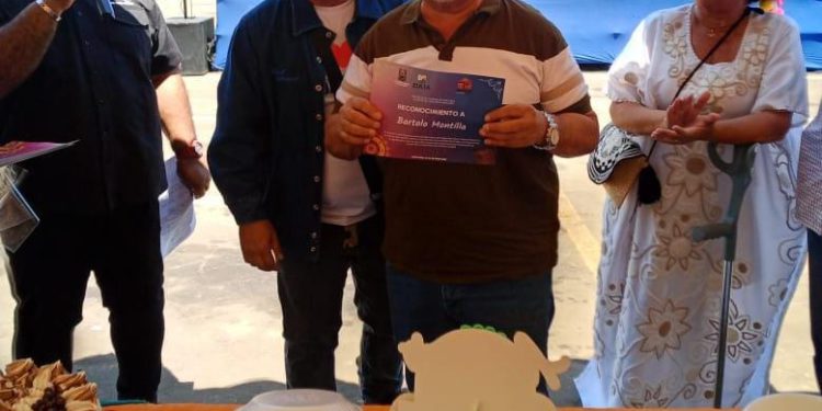 Mercado Las Pulgas celebró aniversario con acto en apoyo a la paz 1 IMG 20251013 WA0190