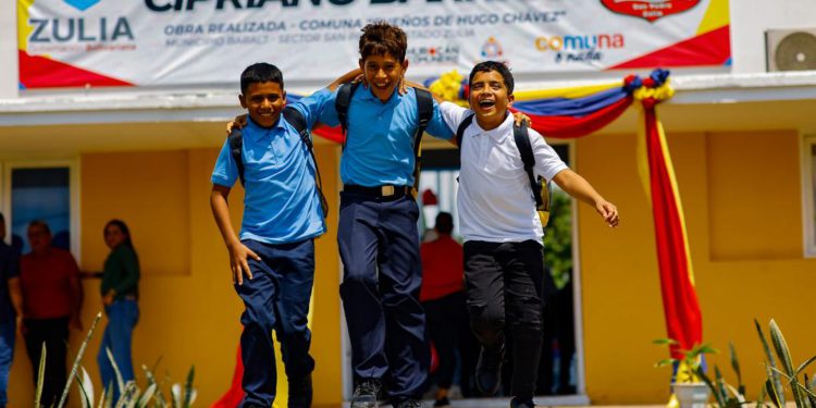 Entrega de escuela y anuncio de primeras 40 casas para afectados por sismo sellan gira del gobernador Caldera en Baralt 1 IMG 20251015 WA0262 1