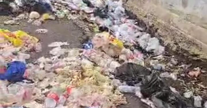 Polimaracaibo detiene a dos ciudadanos por arrojar desechos en la vía pública 1 IMG 20251019 WA0175