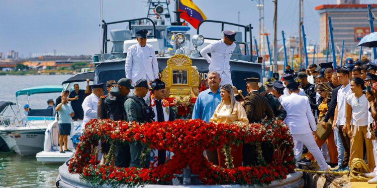 La Chinita inicia procesión lacustre para reencontrarse con sus hijos de los pueblos costeros del Zulia 1 IMG 20251026 WA0165