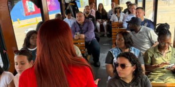 Diplomáticos de 12 países recorrieron Maracaibo a bordo del Tranvía 11 IMG 20251030 WA0337