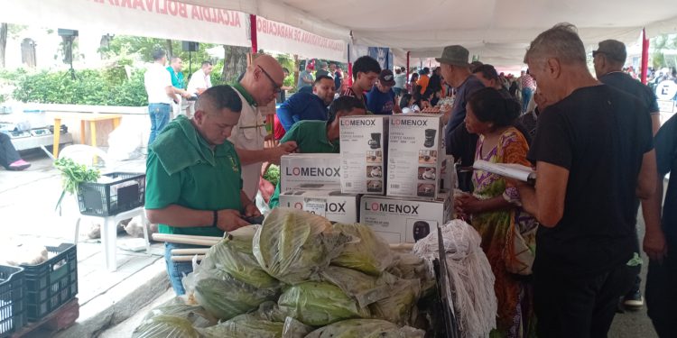 Maracaiberos ahorran hasta un 40% comprando alimentos en mercados populares de Alcaldía de Maracaibo 1 IMG 20251008 095836