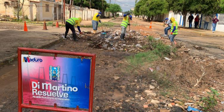 Intensifican acciones de mantenimiento de drenajes y alcantarillas en comunidades marabinas <br> 1 1001096044