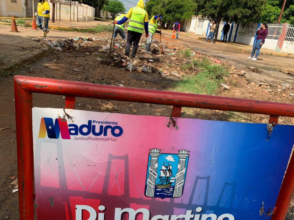 Intensifican acciones de mantenimiento de drenajes y alcantarillas en comunidades marabinas <br> 4 1001096045