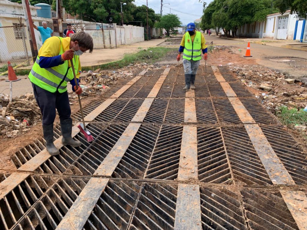 Intensifican acciones de mantenimiento de drenajes y alcantarillas en comunidades marabinas <br> 3 1001096046