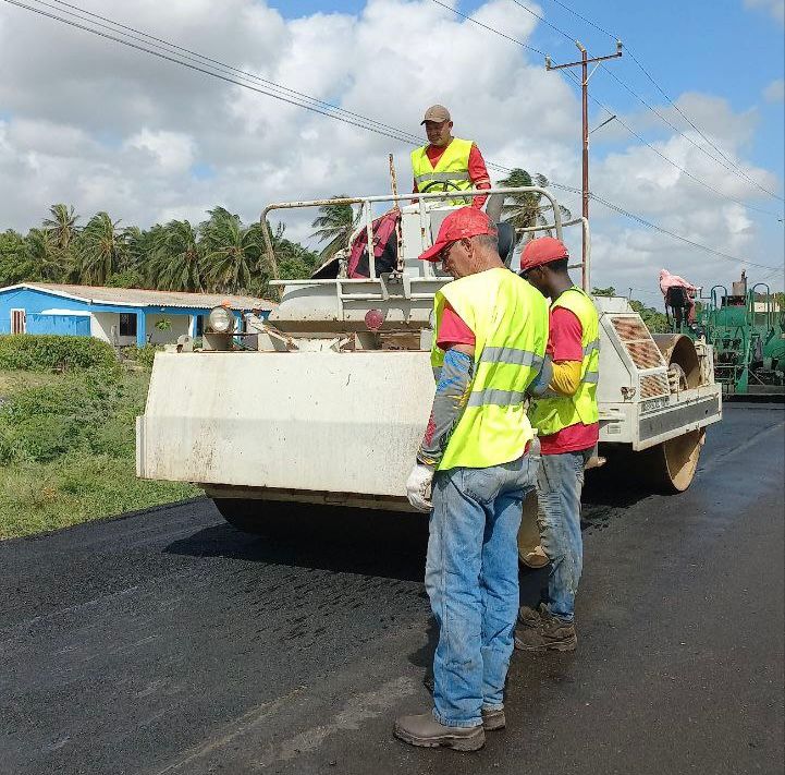 Gobernador Caldera anuncia que antes de Navidad la Guajira venezolana tendrá listos 70 kilómetros de vialidad asfaltada 2 1001096197