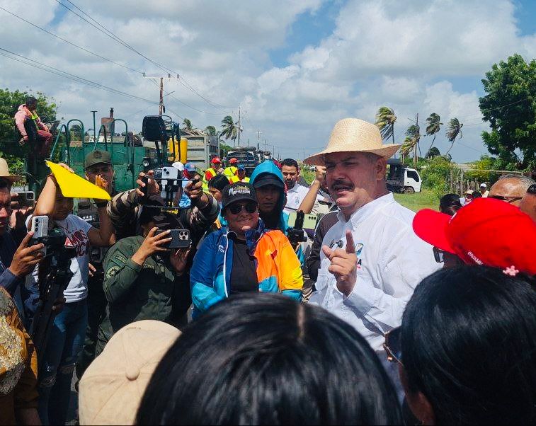 Gobernador Caldera anuncia que antes de Navidad la Guajira venezolana tendrá listos 70 kilómetros de vialidad asfaltada 4 1001096199