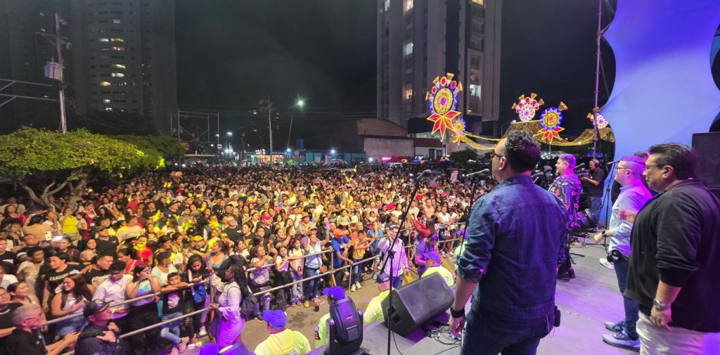 Marabinos colmaron Avenida Bella Vista en el encendido de la Feria de La Chinita 2 1001106627