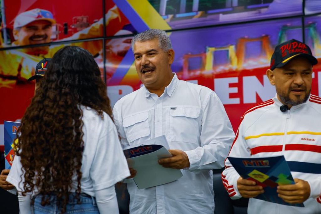330 familias reciben sus títulos de tierra urbana en acto encabezado por el ministro Paredes y el gobernador Caldera 3 1001128046