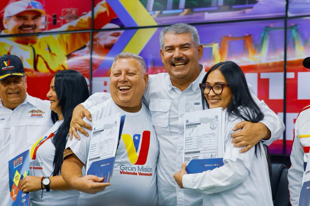 330 familias reciben sus títulos de tierra urbana en acto encabezado por el ministro Paredes y el gobernador Caldera 2 1001128047