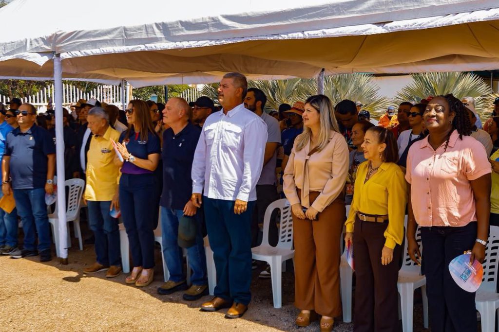 Autoridades recibieron a La Chinita tras su procesión lacustre y recorrido por los pueblos costeros 2 1001129564