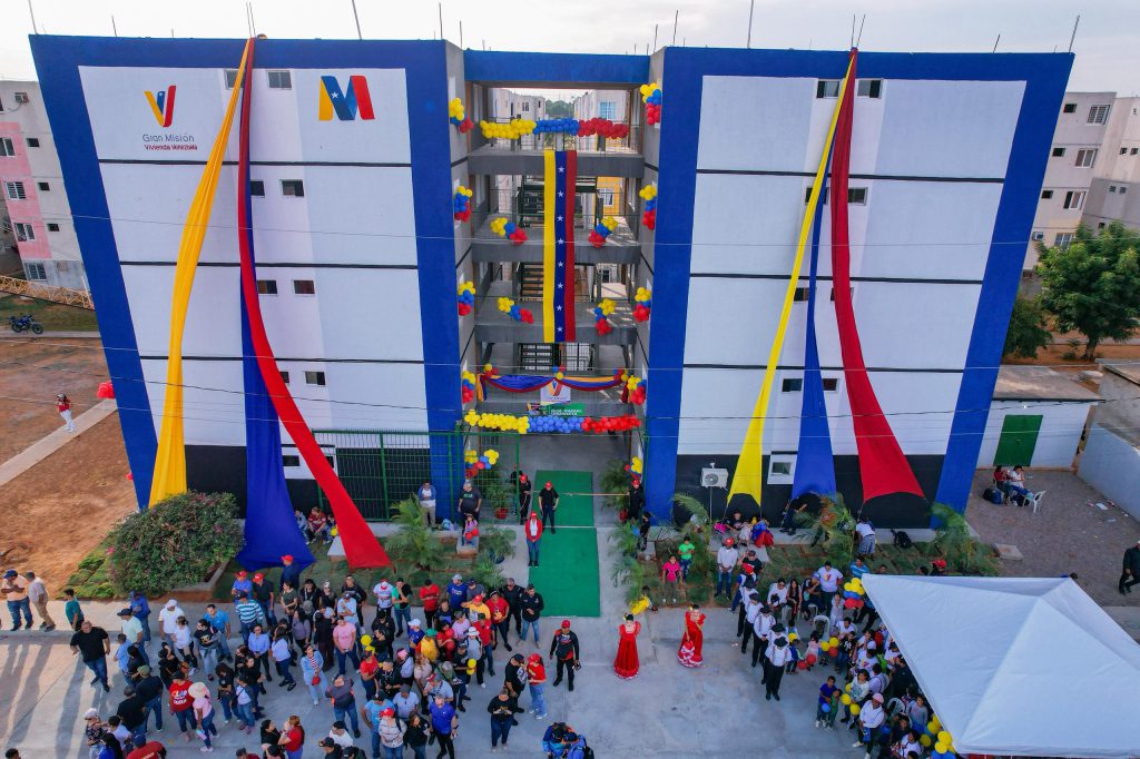 Gobierno Bolivariano entrega apartamentos a familias afectadas por incendio en San Francisco 5 1001133542