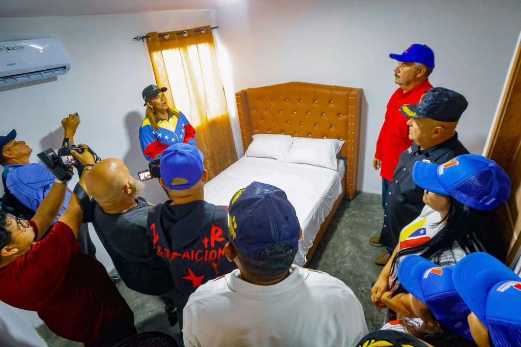 Gobierno Bolivariano entrega apartamentos a familias afectadas por incendio en San Francisco 4 1001133543