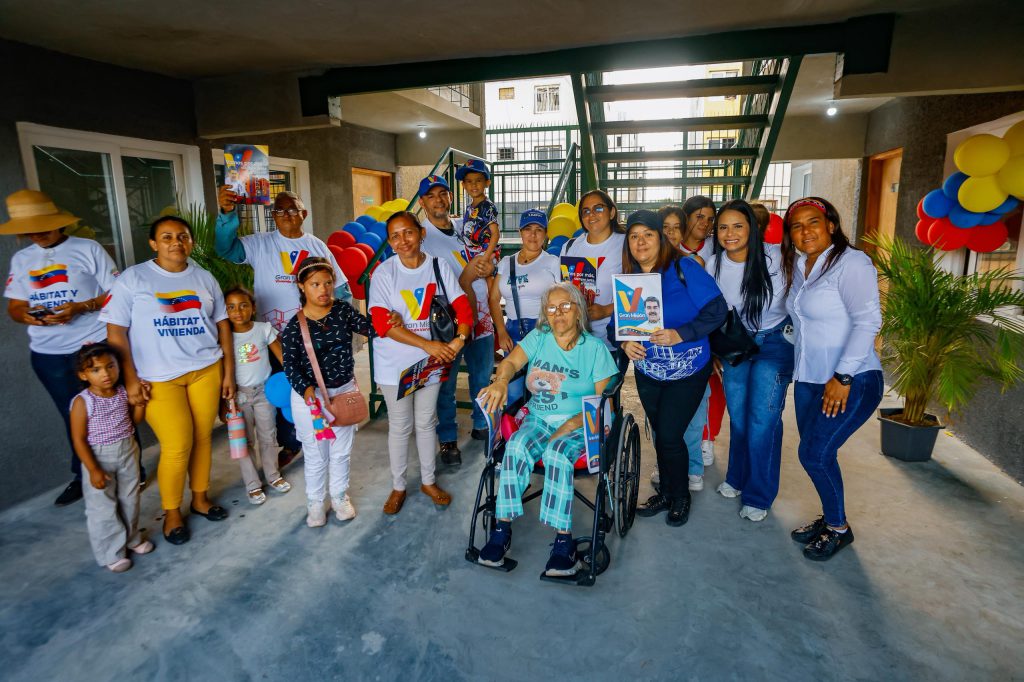 Gobierno Bolivariano entrega apartamentos a familias afectadas por incendio en San Francisco 3 1001133547
