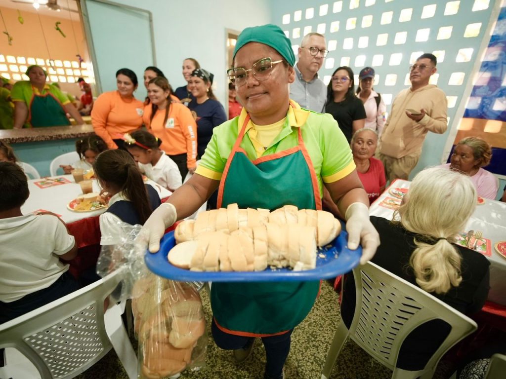 Plan de Ofensiva Alimentaria se despliega para la atención de los habitantes de La Cañada de Urdaneta 4 1001180108