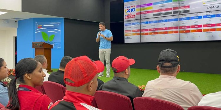 Ministro Márquez se reunió con alcaldes zulianos para potenciar acción del 1×10 1 IMG 20251102 WA0032 1