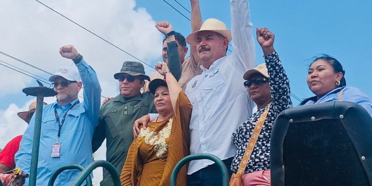 Gobernador Caldera anuncia que antes de Navidad la Guajira venezolana tendrá listos 70 kilómetros de vialidad asfaltada 1 IMG 20251105 WA0057